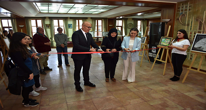 “Yüzlerce” Sergisi Ziyarete Açıldı