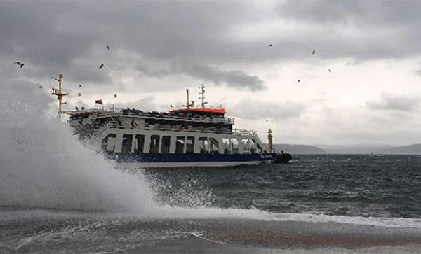 Çanakkale'de Adalara Feribot Seferlerine Fırtına Engeli