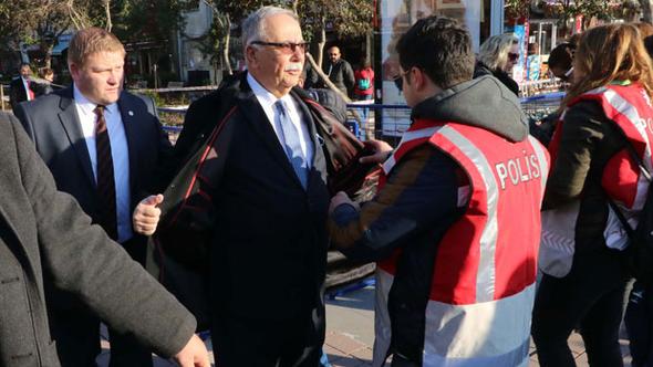 Belediye Başkanı Ülgür Gökhan'ın Polis Tarafından Üstü Arandı