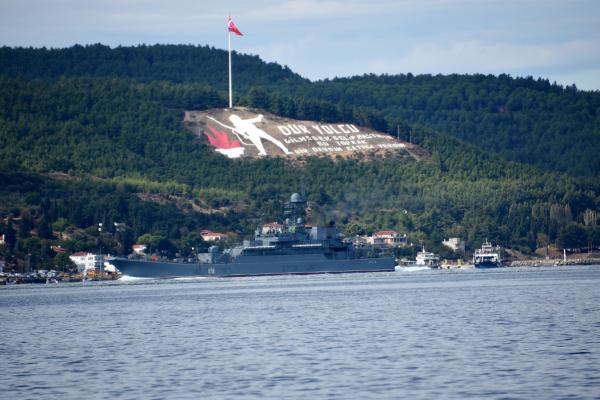 Rus savaş gemisi Çanakkale Boğazı'ndan geçti