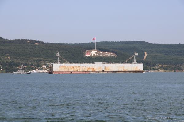 Deniz Kuvvetleri Komutanlığı'nın Askeri Yüzer Havuzu Boğazdan Geçirildi