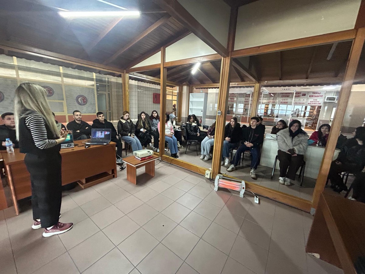 İŞKUR Çanakkale’den ÇOMÜ Sosyal Bilimler MYO Öğrencilerine “İş Arama Becerileri” Eğitimi