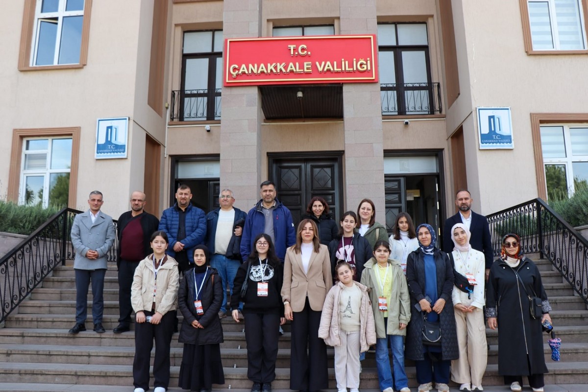 Ödül Alan Öğrenciler Çanakkale İl Millî Eğitim Müdürü Mine Hayta İle Buluştu