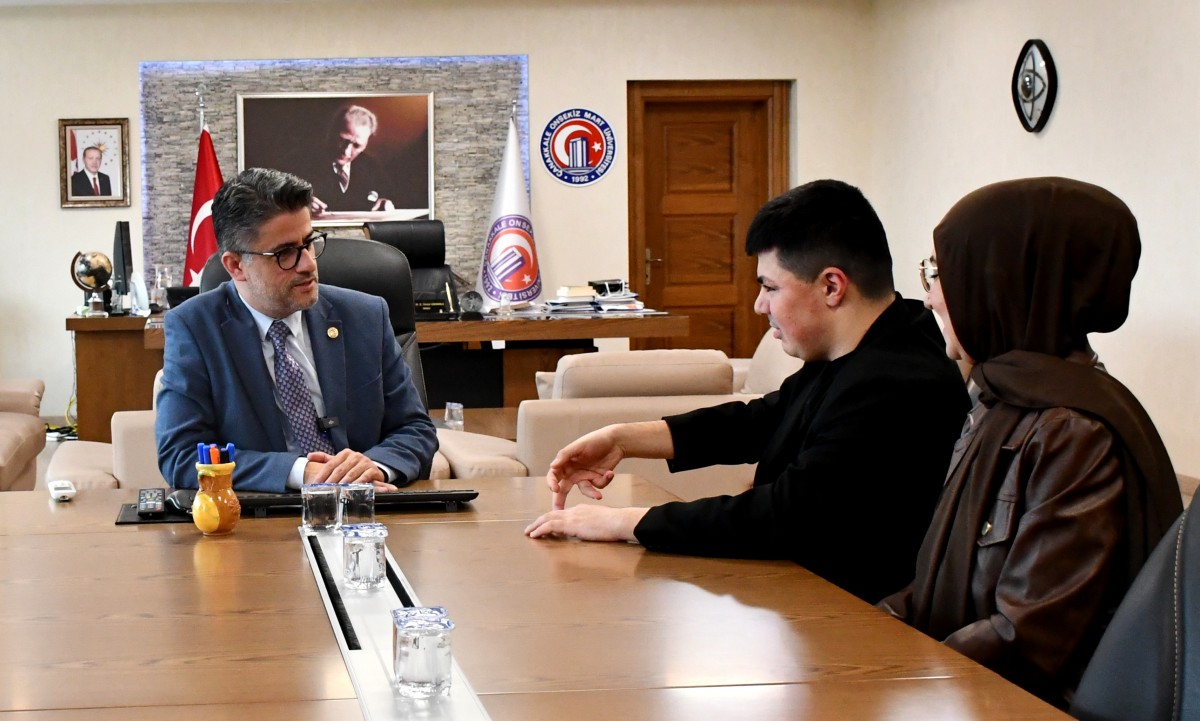 ÇOMÜ’de Otizm Farkındalık Günü’nde Anlamlı Temsil