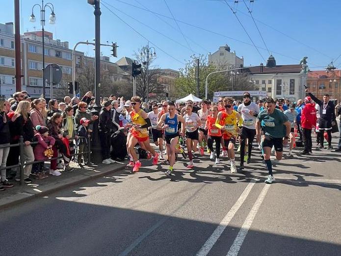 Çanakkale Heyeti Kardeş Kent Pardubice'de Yarı Maraton Etkinliklerine Katıldı
