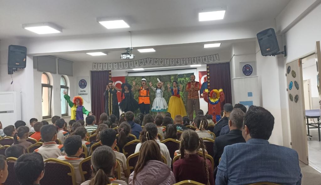 İŞKUR’LU GENÇLER BU KEZ BİGA FATİH İLOKULU SAHNESİNDE BULUŞTU