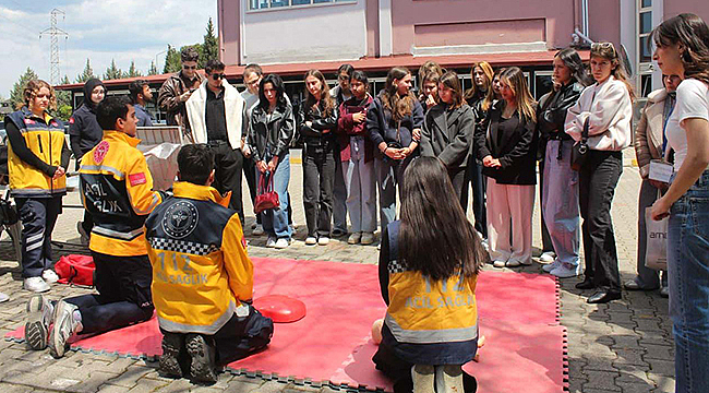 Halkla İlişkiler Öğrencilerinden 'Sağlıklı Yaşam ve İlk Yardım' Seferberliği Projesi