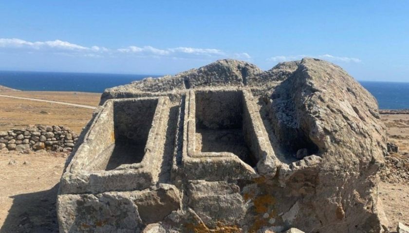 Gökçeada'da 2 bin 400 yıllık ikiz lahit mezar