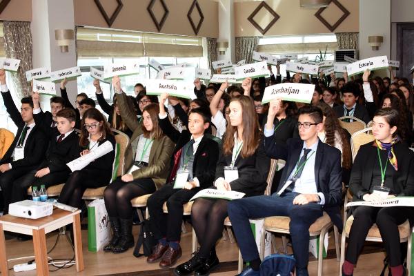 Çanakkale'deki Konferansta Öğrenciler İngilizce Konuşup, Tartıştı