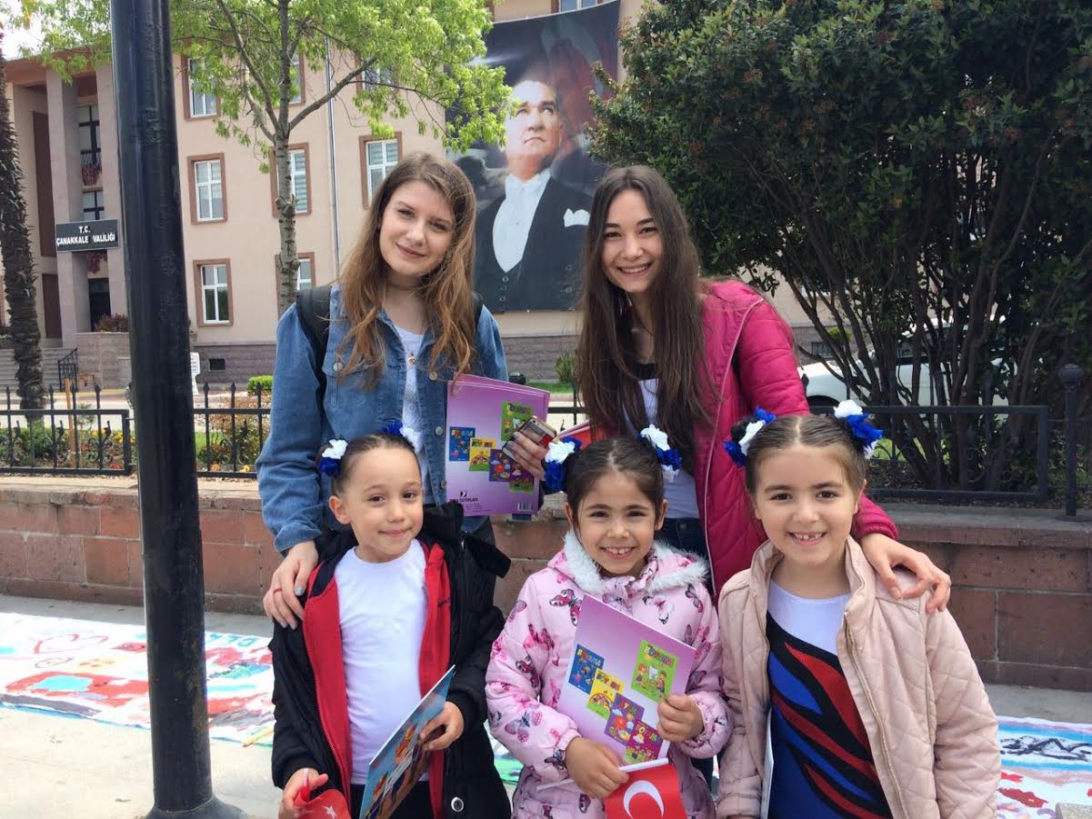 Topluma Destek Derneği 23 Nisan'da Çocuklara Boyama Kitabı ve Türk Bayrağı Dağıttı