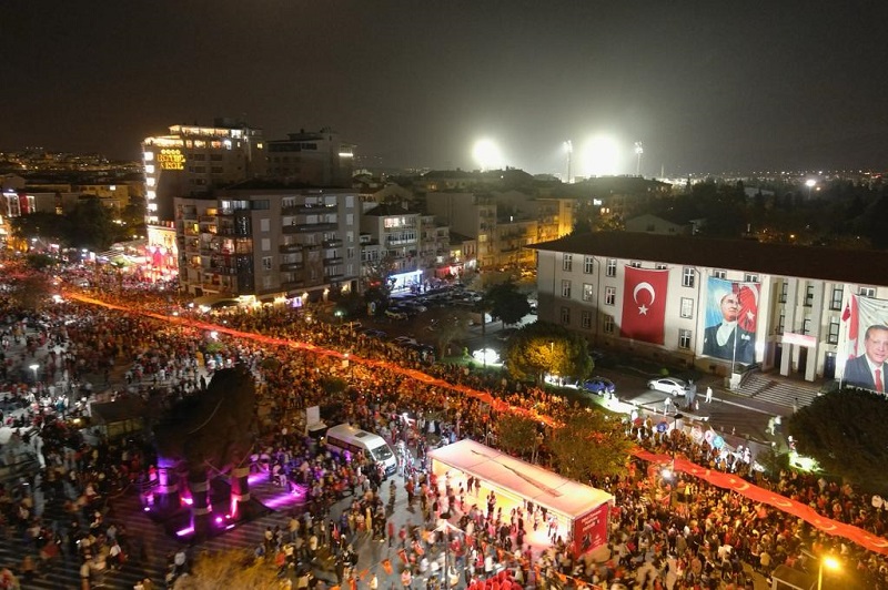 2023 Metre Uzunluğundaki Türk Bayrağı Eşliğinde Fener Alayı Coşkusu