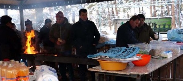 Kar Mesaisi Yapan Belediye İşçilerine Mangal Ziyafeti