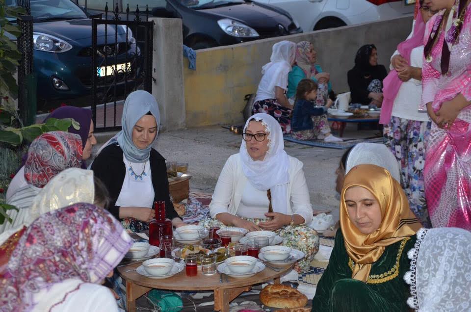AK Parti Kadın Kollarından Geleneksel Osmanlı İftarı