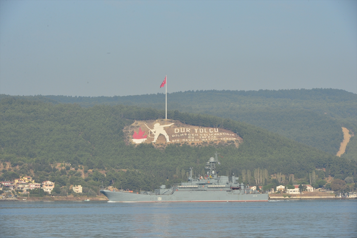 Rus askeri gemisi Çanakkale Boğazı'ndan geçti