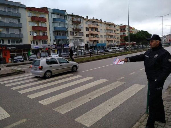 Lapseki'de Sürücüler Yayalara Yol Vermedi