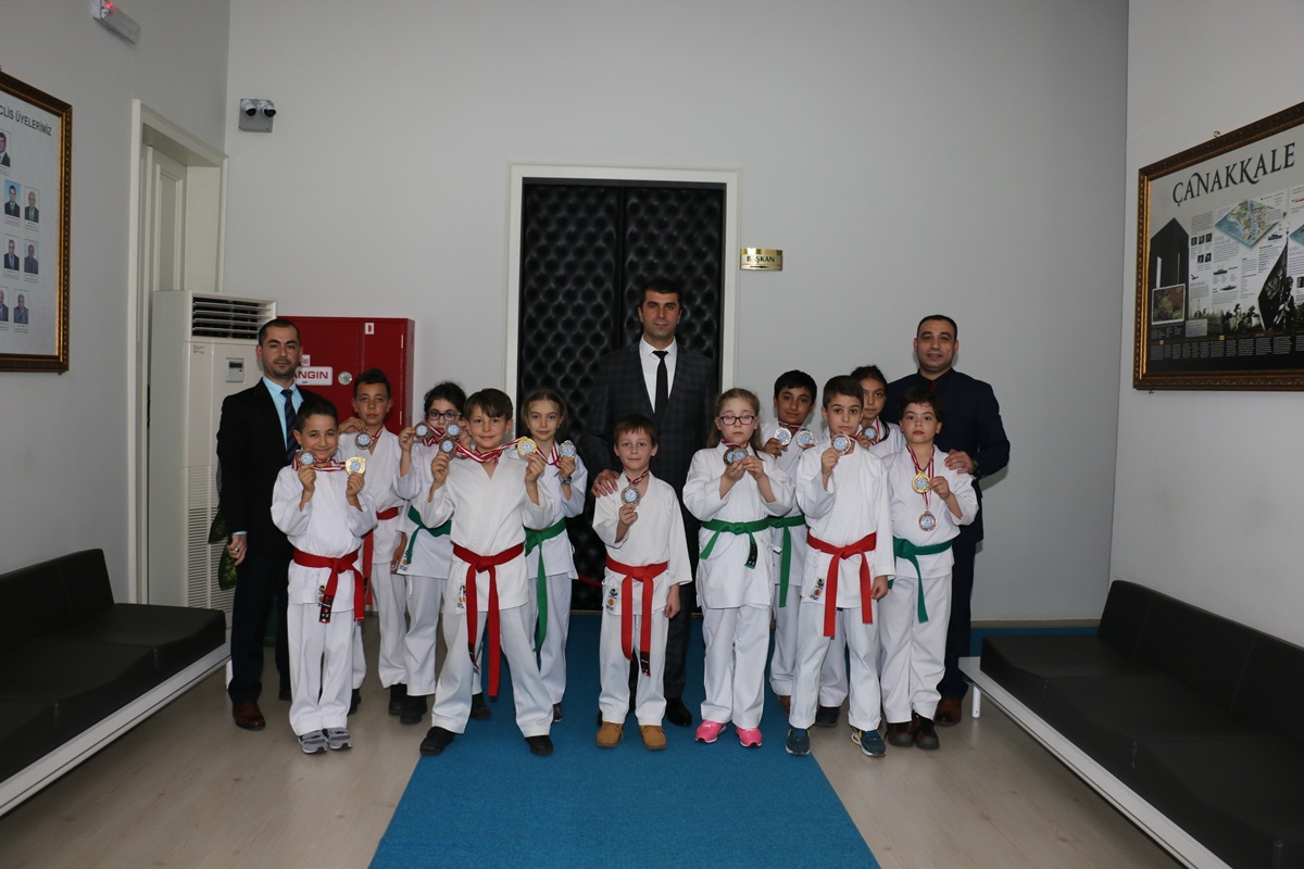 Karate'de Madalya Kazanan Sporcular Başkan ARSLAN'I Makamında Ziyaret Etti