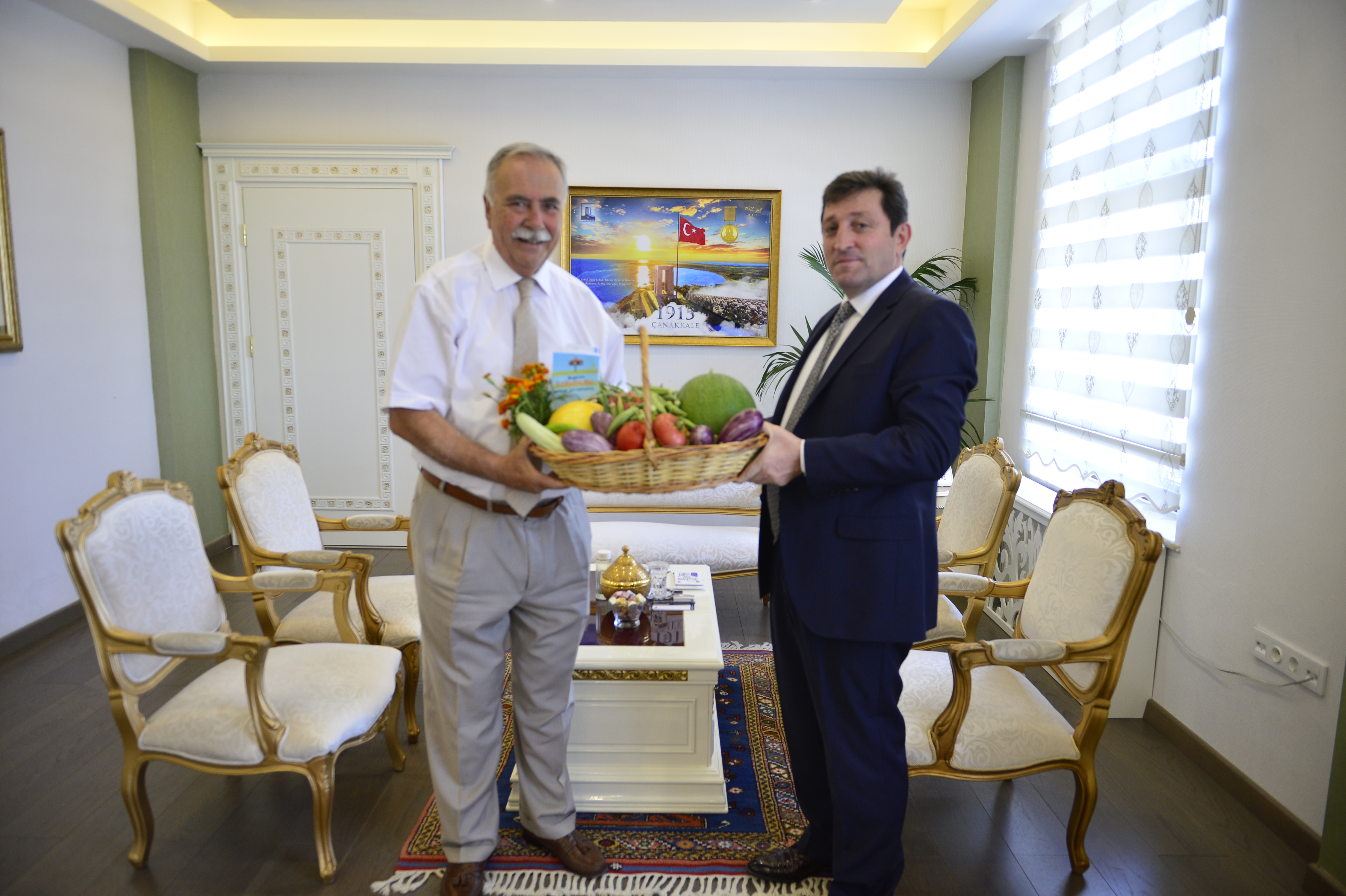 Başkan Gökhan, Vali Tavlı'ya Tohum Sandığı Ürünlerini Sundu