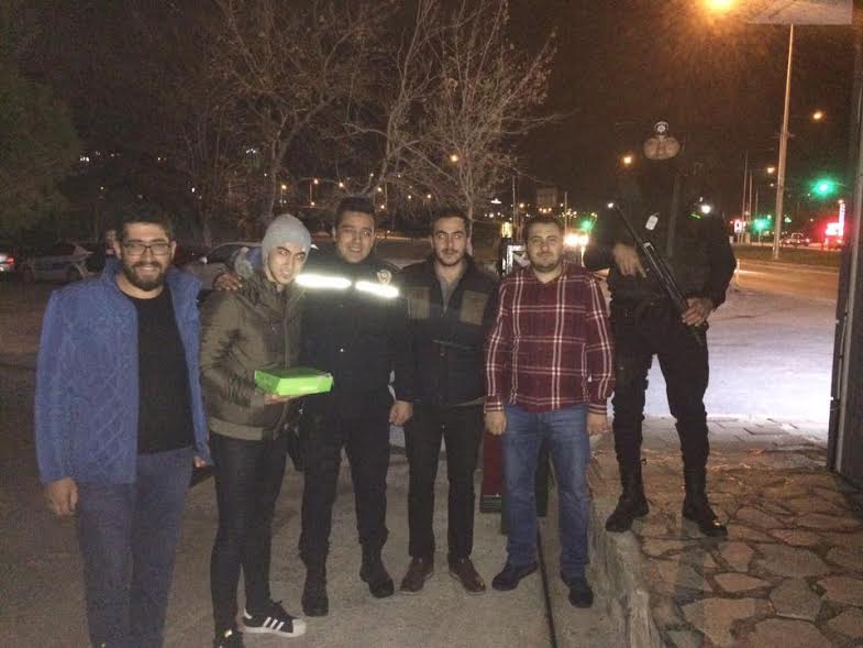 Türkiye Gençlik Vakfı'ndan Polis Noktalarına Moral Ziyareti