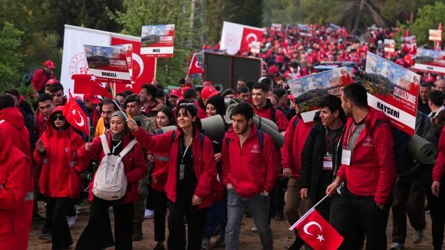 57. Alay Vefa Yürüyüşü’nde ÇOMÜ Rektörü Gençlerle Beraber Yürüdü