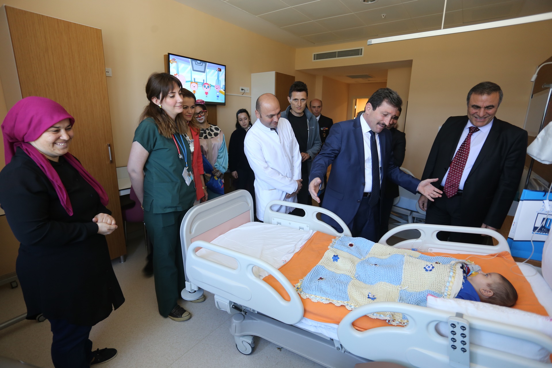 Vali Orhan TAVLI, 23 Nisanda Hastanelerdeki Çocukları Ziyaret Etti