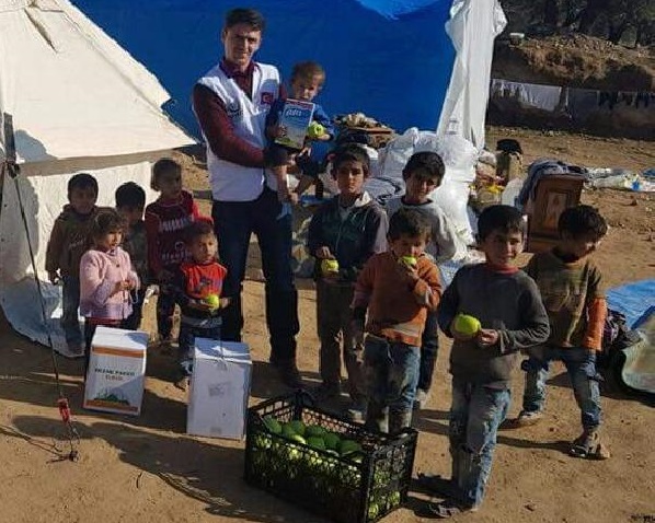 Bayramiçli Üreticilerden Suriye'ye Elma Yardımı