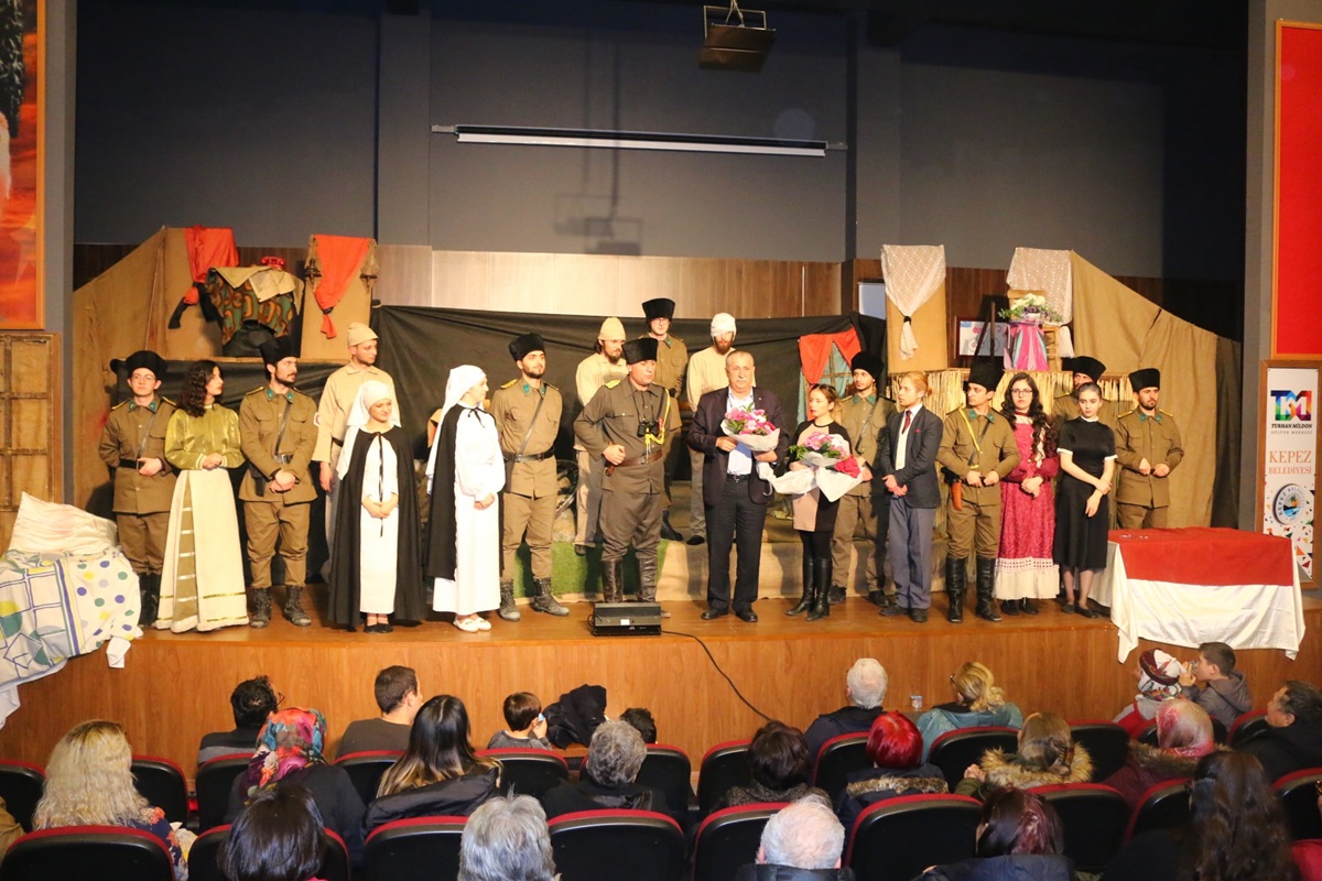 Kepez’de “Ateşten Gömlek” Tiyatro Oyunu Tiyatro Severler İle Buluştu