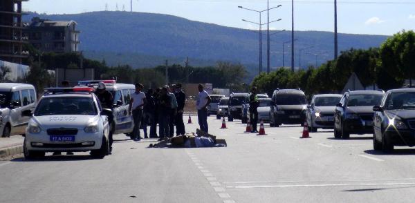 Zihinsel engelli oğlunu kurtarmak isterken öldü