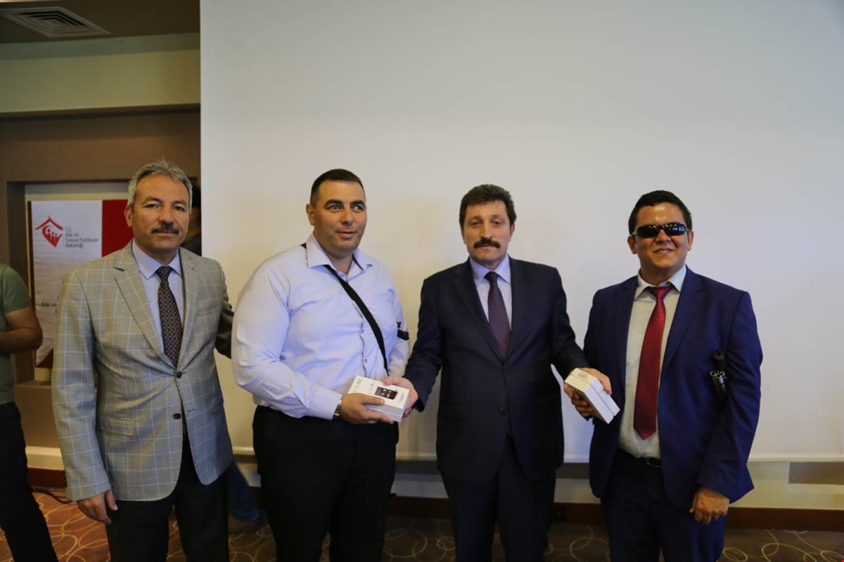 Vali Orhan TAVLI, 85 Görme Engelliye “Gören Göz” Cihazı Dağıttı