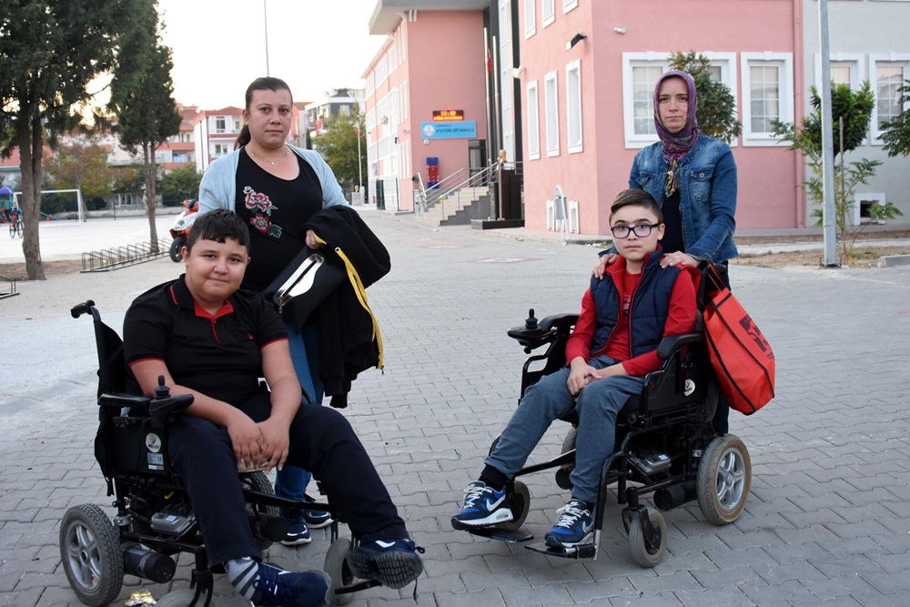Okulda mahsur kalan bedensel engelli öğrencileri itfaiye indirdi