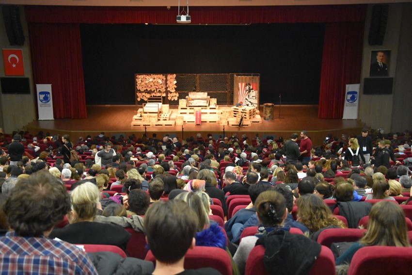 “Nereye Gitti Bütün Çiçekler” Tiyatro Oyunu Çanakkale'de Sahnelendi