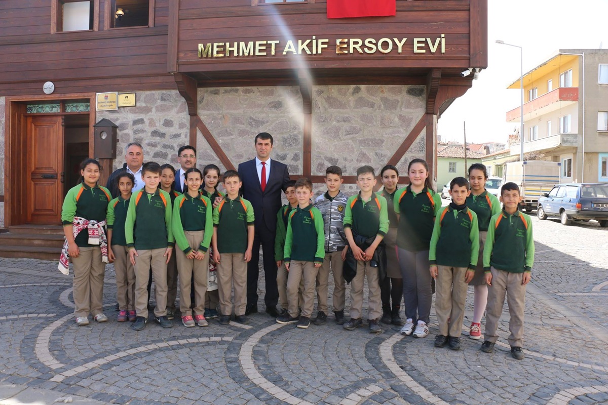 Mehmet Akif  Ersoy'un Evi Ziyaretçi Akınına Uğruyor