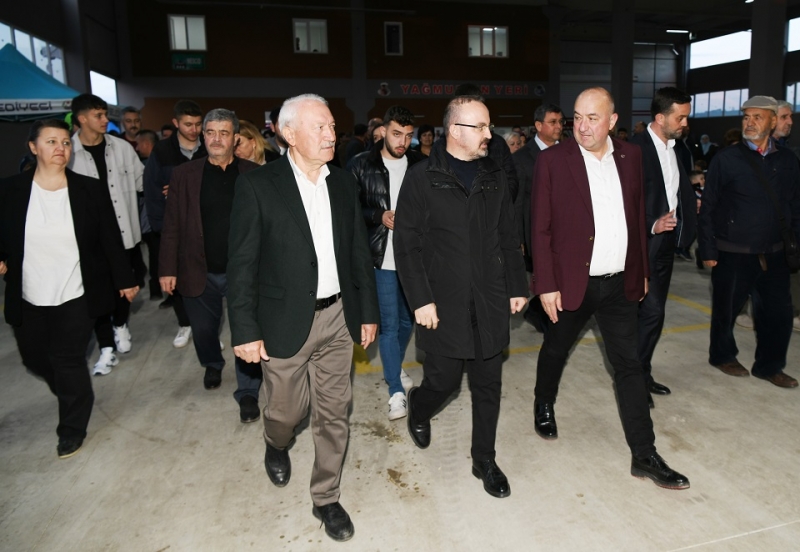 AK Parti Grup Başkanvekili Bülent Turan, memleketi Lapseki'de iftar yaptı