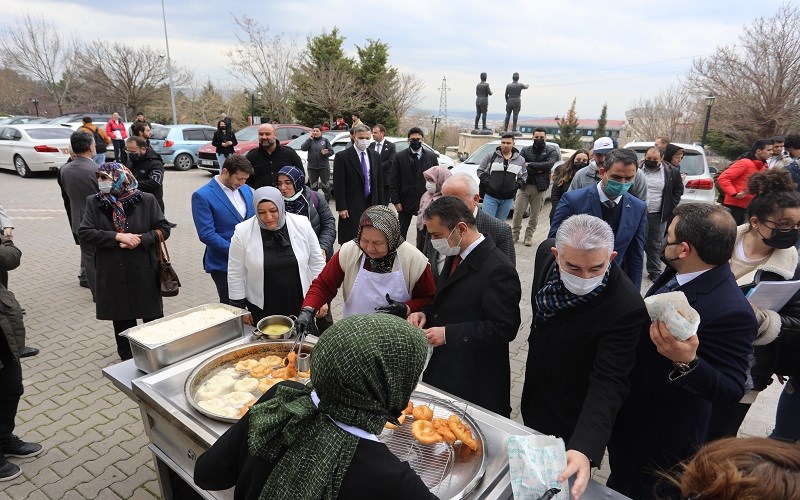 Anadolu Şehit Aileleri Derneği’nden Öğrencilere Pişi İkram Edildi