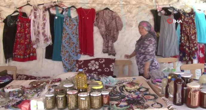 Ayvacık kadınları evlerinde yaptıkları ürünleri satarak ev bütçesine katkı sağlıyor.