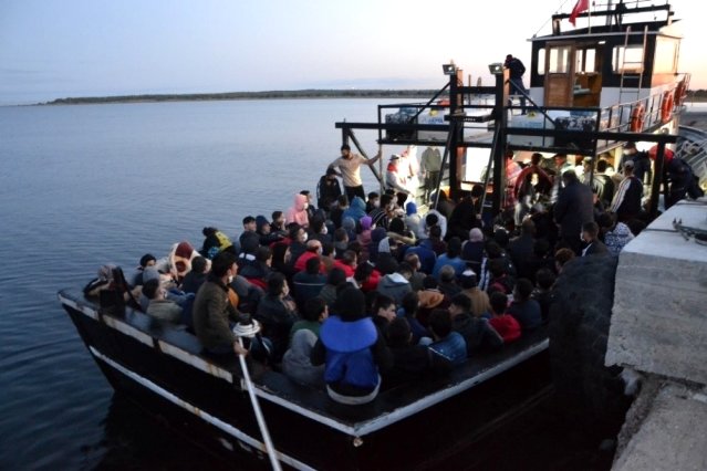 Bozcaada Açıklarında, Teknede 144 Kaçak Göçmen Yakalandı