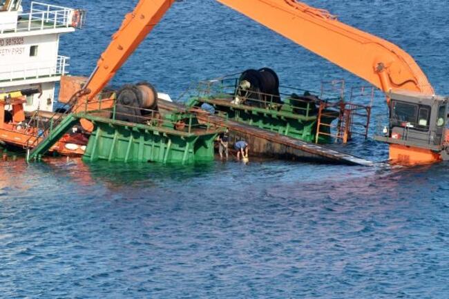 Bozcaada'da Yarısı Batık Gemi, Oturduğu Karada Duruyor