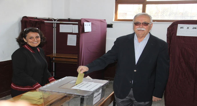Çanakkale Belediye Başkanı ve CHP'nin Adayı Gökhan, Oyunu Kullandı