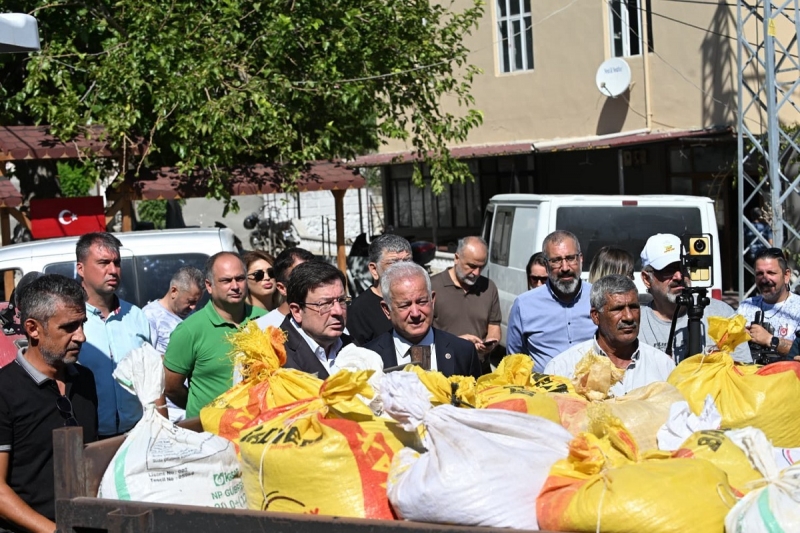 Çanakkale Belediyesi, Yangından Zarar Gören Üreticilere Yemlik Arpa Desteğinde Bulundu