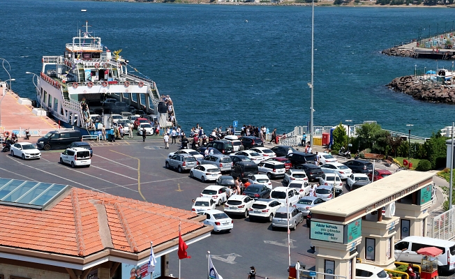 Çanakkale Feribot İskelesinde Tatilcilerin Dönüş Yoğunluğu