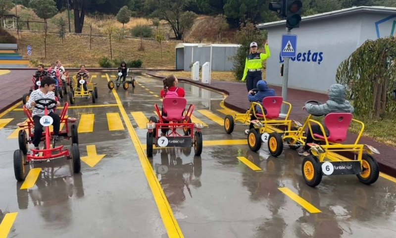 Çanakkale İl Jandarma Komutanlığı’ndan öğrencilere trafik eğitimi verildi