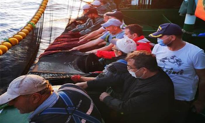 Çanakkale Valisi, Teknede Balıkçılarla Ağ Çekti