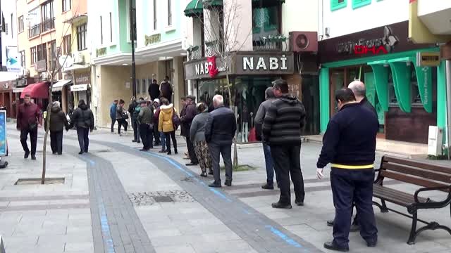 Çanakkale'de Bankalar Önünde Kuyruk Oluştu