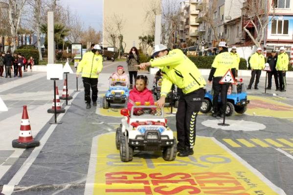 Çanakkale'de Minik Öğrencilere, Mobil Trafik Eğitim TIR'ında Eğitim