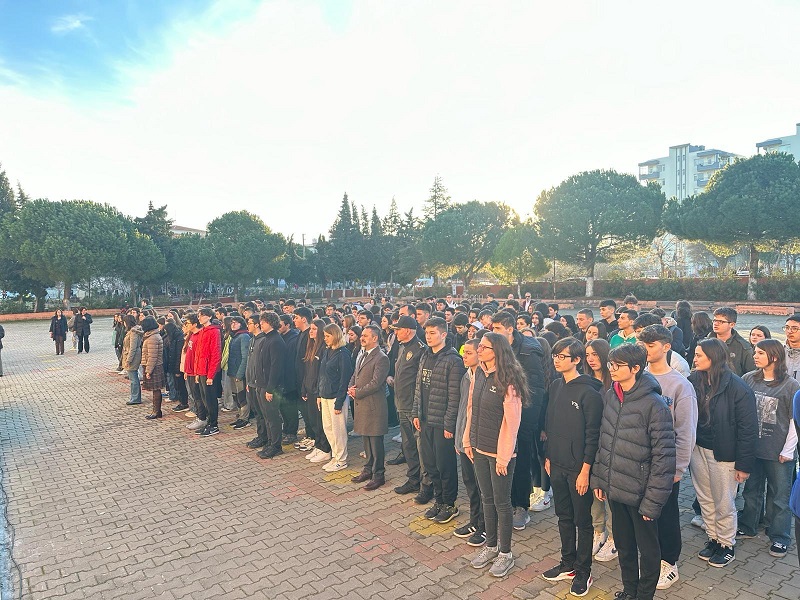 Çanakkale’de Tüm Okullarda Depremde Hayatını Kaybeden Vatandaşlarımız İçin Saygı Duruşunda Bulunuldu