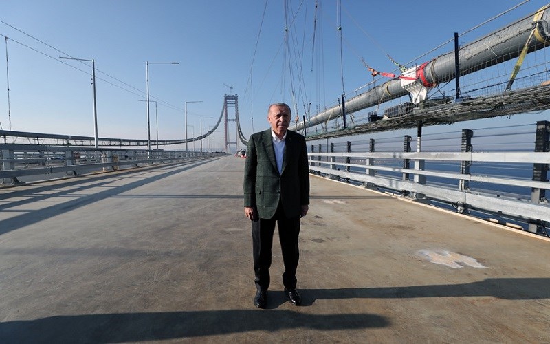 Cumhurbaşkanı Recep Tayyip ERDOĞAN, 1915 Çanakkale Köprüsü’nün Son Tabliye Montajının Ardından Son Tabliye Vidasını Sıktı