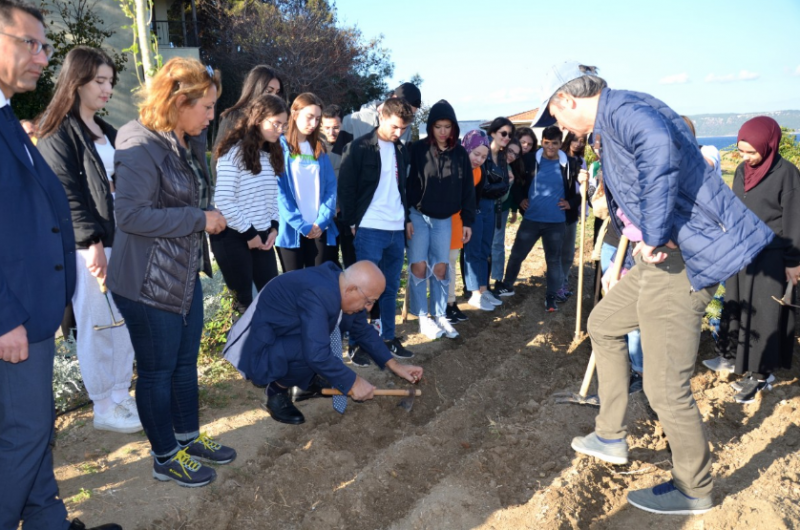 Cumhuriyet Bayramı Nedeniyle Lale Dikimi Etkinliği Gerçekleşti