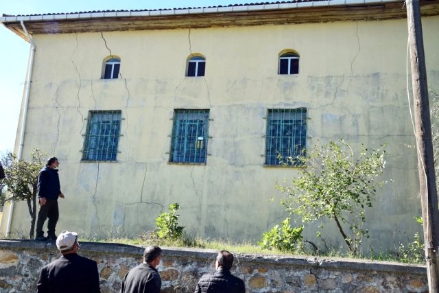 Depremde Hasar Gören Cami İbadete Kapatıldı