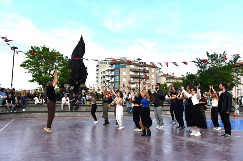 Dünya Dans Günü'nde Renkli Kutlama