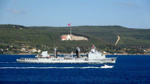 Fransız Savaş Gemisi 'FS Var', Çanakkale Boğazı'ndan Geçti