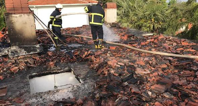 Gelibolu'da villada çıkan yangın korkuttu